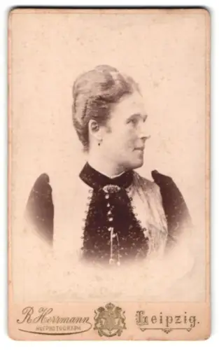 Fotografie R. Herrmann, Leipzig, Wintergartenstrasse 9, Porträt einer Dame im Profil