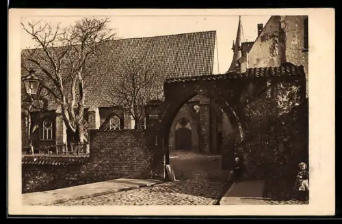 AK Lübeck, Alte Burgmauer mit Burghof