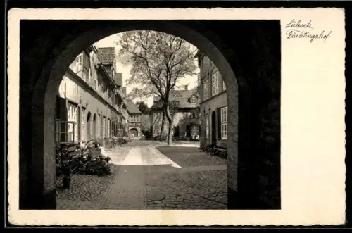 AK Lübeck, Füchtingshof, Innenhof mit Torbogen