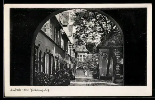 AK Lübeck, Füchtingshof, Innenhof mit Torbogen