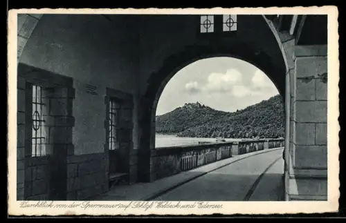 AK Waldeck /Edersee, Durchblick von der Sperrmauer auf Schloss Waldeck