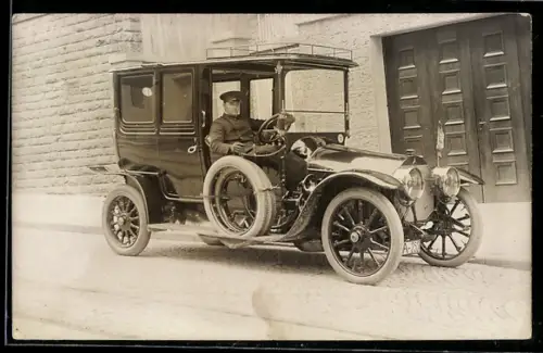 Foto-AK Mann in Chauffeursuniform sitzt in einem Mercedes