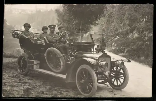 Foto-AK Herrengesellschaft im Auto auf einer Landstrasse, einer in Chauffeursuniform