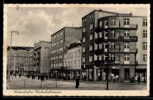 AK Gotenhafen, Blick in die Bahnhofstrasse mit Wohngebäuden