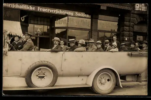 Foto-AK Dresden, Automobil am Wiener Platz 1, Wirtschaftliche Feuerversicherung Sachsen