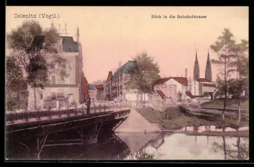 AK Oelsnitz /Vogtl., Blick in die Bahnhofstrasse mit Kirchtürmen