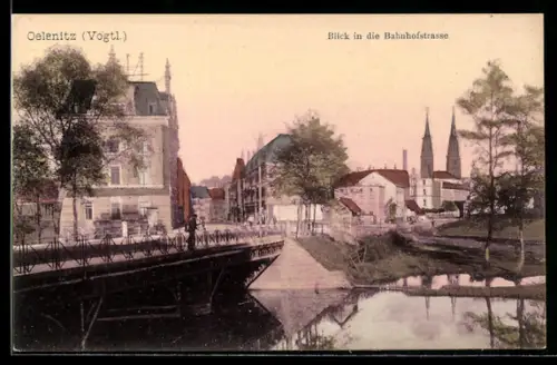 AK Oelsnitz /Vogtl., Blick in die Bahnhofstrasse mit Kirchtürmen