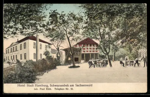 AK Schwarzenbek am Sachsenwald, Hotel Stadt Hamburg, Inh. Paul Räth, Aussenansicht mit Gästebereich