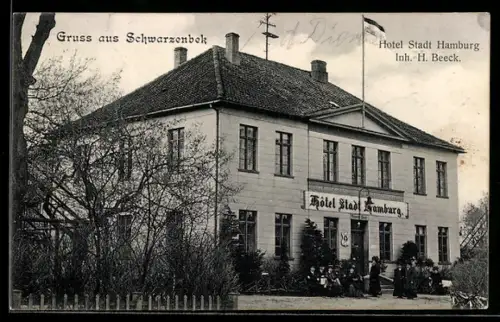AK Schwarzenbek, Hotel Stadt Hamburg, Inh. H. Beeck, Aussenansicht mit Gartenanlage