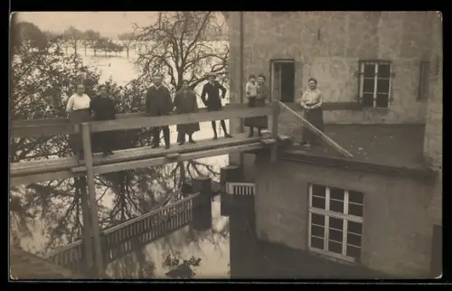 Foto-AK Bad Hönningen, Ortsbewohner auf einer Holzbrücke während Hochwasser 1926