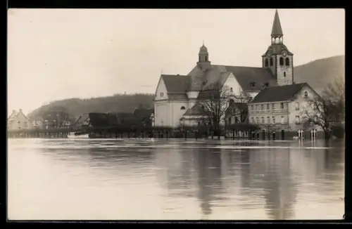 Foto-AK Bad Hönningen, Hochwasser bei der Kirche