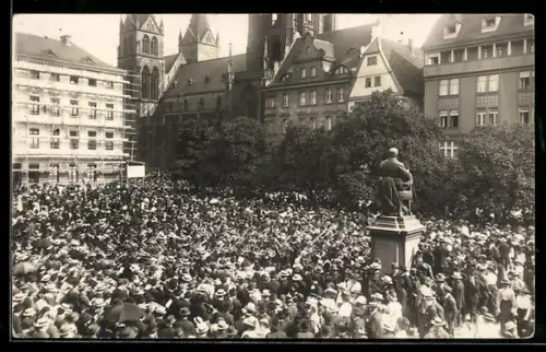 Foto-AK Heilbronn, Menschenmenge am Marktplatz mit Denkmal