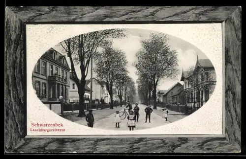 AK Schwarzenbek, Partie in der Lauenburgerstrasse mit Passanten, Bilderrahmenpassepartout