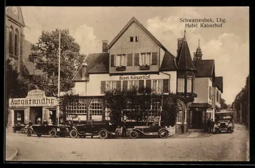 AK Schwarzenbek /Lbg., Hotel Kaiserhof mit parkenden Autos