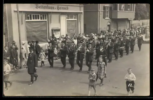 Foto-AK Feuerbach /Stuttgart, Strassemumzug am Bettenhaus Heimsch