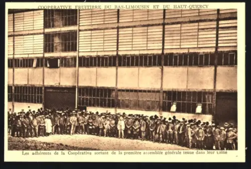 AK Les Quatre-Routes, Les adhérents de la Coopérative sortant de la première assemblée générale tenue dans leur usine