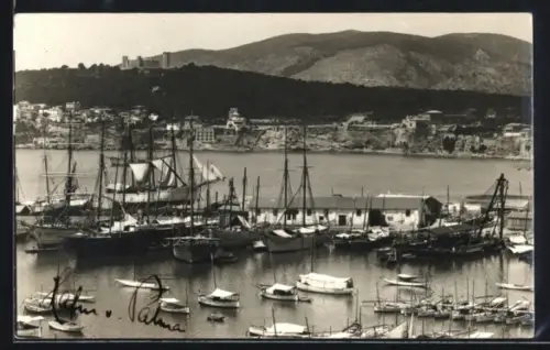 AK Palma /Mallorca, Hafenpartie mit Küstenpanorama und Turmgebäude