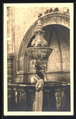 AK Dubrovnik, Frau am Brunnen