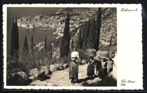 AK Dubrovnik, Panorama mit Frauen