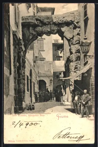 AK Fiume, Arco Romano, Passanten am Römischen Tor