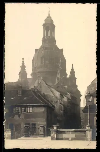 Foto-AK Dresden, Brühlsche Terrasse, Kirche mit Kuppel