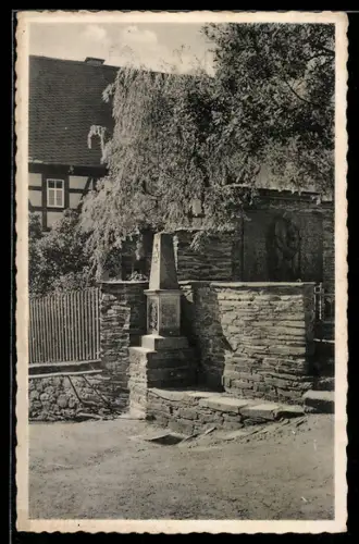 AK Dorfchemnitz, Pfarre mit Ehrenmal am Dorfplatz vor Fachwerkhaus