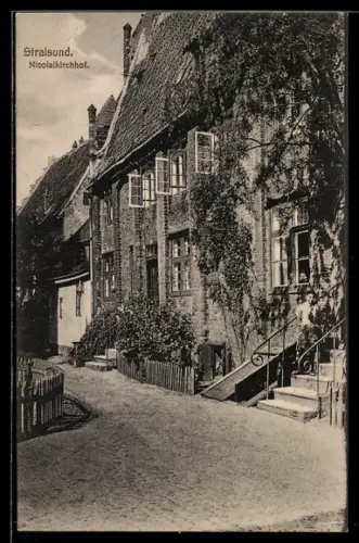 AK Stralsund, Häuserzeile am Nicolaikirchhof