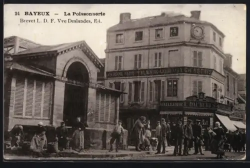 AK Bayeux, La Poissonnerie et la joaillerie avec passants animés