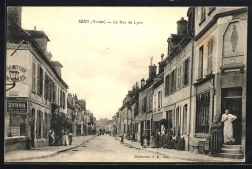 AK Sens /Yonne, La Rue de Lyou animée par des passants et des commerces