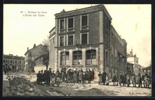 AK Noisy-le-Sec, L`École des Filles avec des enfants devant le bâtiment