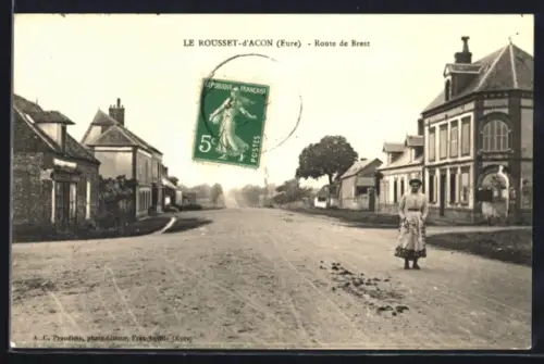AK Le Rousset-d`Acon /Eure, Route de Brest avec une femme se tenant au bord de la route