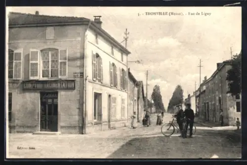 AK Tronville /Meuse, Rue de Ligay avec cycliste et passants