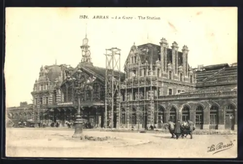 AK Arras, La Gare avec calèches et architecture élégante