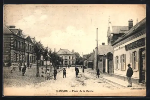 AK Daours, Place de la Mairie avec des enfants jouant sur la place
