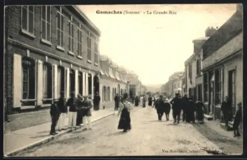 AK Gamaches /Somme, La Grande-Rue animée avec passants et bâtiments historiques