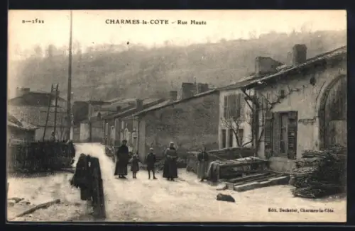 AK Charmes-la-Côte, Rue Haute avec villageois et maisons anciennes