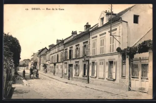 AK Deuil, Rue de la Gare avec bâtiments résidentiels et scènes de rue animées
