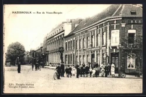 AK Hazebrouck, Rue de Vieux-Berquin avec des passants et bâtiments historiques