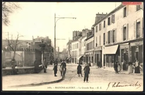 AK Maisons-Alfort, La Grande Rue animée avec passants et bâtiments historiques