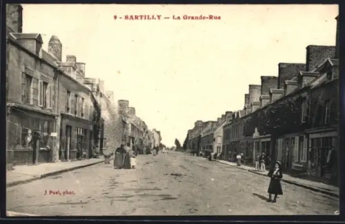 AK Sartilly, La Grande-Rue animée avec passants et bâtiments traditionnels