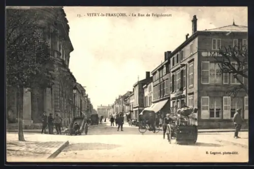 AK Vitry-le-Francois, La Rue de Frignicourt avec passants et charrettes