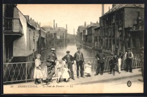 AK Armentières, Le Pont de Flandre avec habitants sur le pont