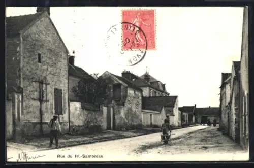 AK Samoreau, Rue du H.-Samoreau avec passants et bâtiments alignés