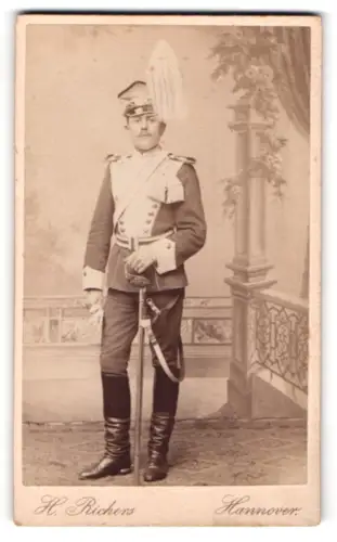 Fotografie H. Richers, Hannover, Cellerstrasse 146, Sergeant der Ulanen in Uniform mit Tschapka und Säbel