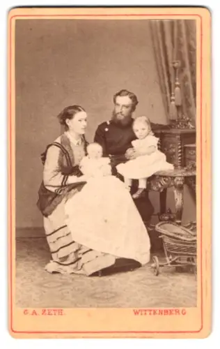 Fotografie G. A. Zeth, Wittenberg, Jüdenstrasse 351, Offizier im Überrock mit Frau und Kindern