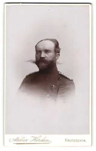 Fotografie Atelier Herder, Krotoschin, Wilhelm-Str. 22, Major im Uniform-Überrock