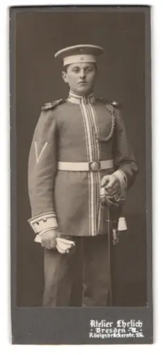 Fotografie Atelier Ehrlich, Dresden, Gefreiter d. Königl. Sächsischen Garde-Reiter-Regiments mit Säbel u. Schützenschnur