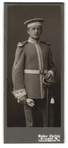 Fotografie Atelier Ehrlich, Dresden, Soldat des Königl. Sächsischen Garde-Reiter-Regiments mit Krätzchen und Säbel