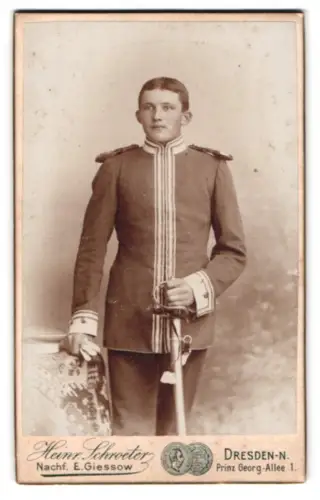 Fotografie Heinrich Schroeter Nachf., Dresden, Soldat des Königl. Sächsischen Garde-Reiter-Regiments mit Säbel