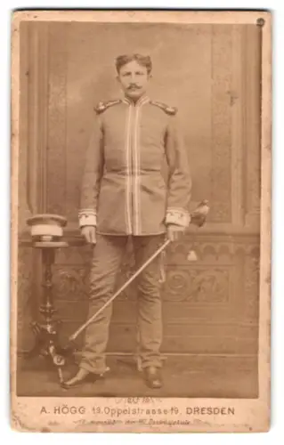 Fotografie A. Högg, Dresden, Soldat des Königl. Sächsischen Garde-Reiter-Regiments mit Schirmmütze und Säbel